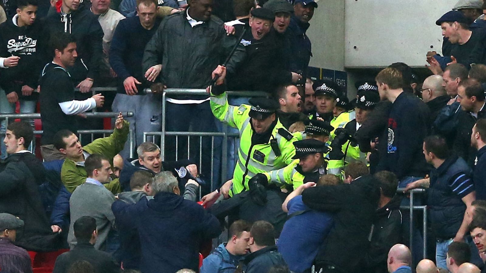 Poliisit yrittivät taltuttaa kannattajia Wiganin ja Millwallin cup-välierässä.