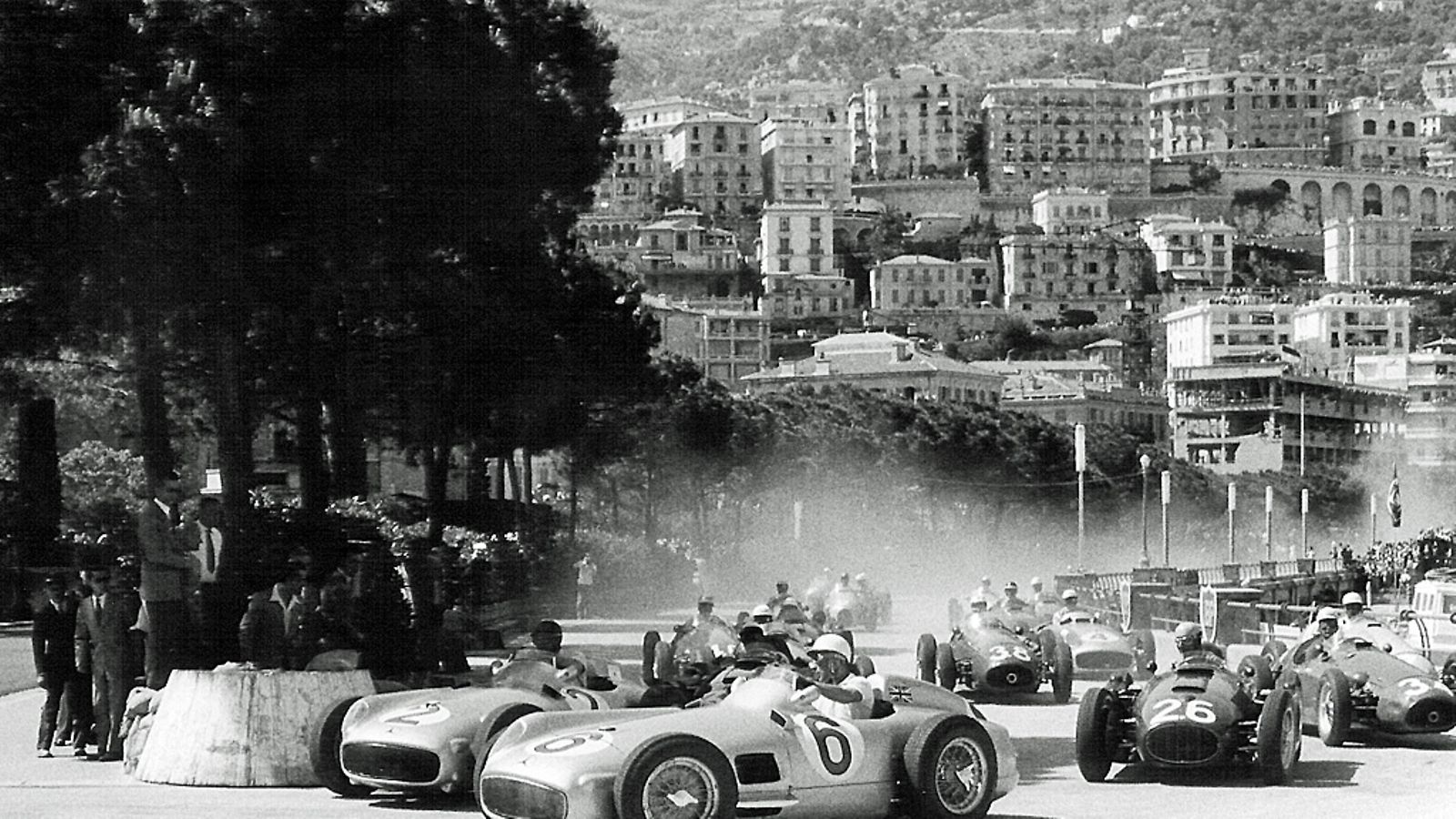Monacon GP:n 1955: Mercedeksen Juan-Manuel Fangio ja Stirling Moss kärjessä.