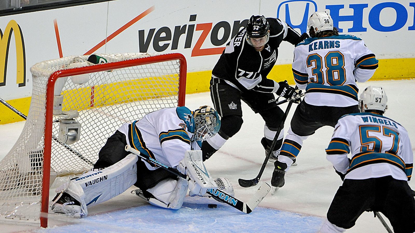 Antti Niemi sulkee kiekon.