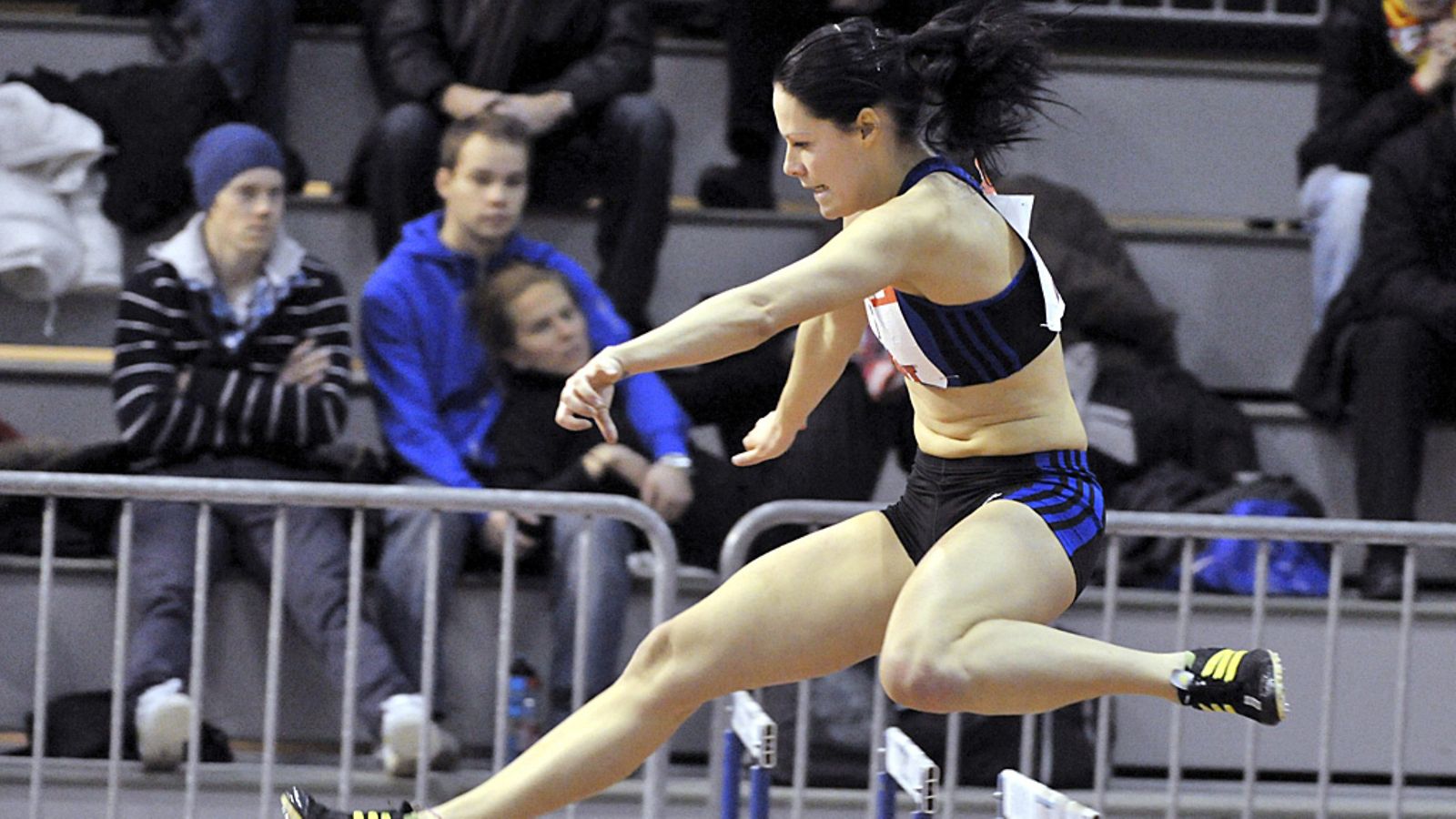 Noora Toivo aitoo SM-hallikisoissa 2012.