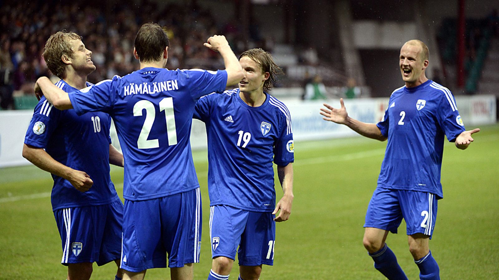 Huuhkajat juhlii Pukin maalia.