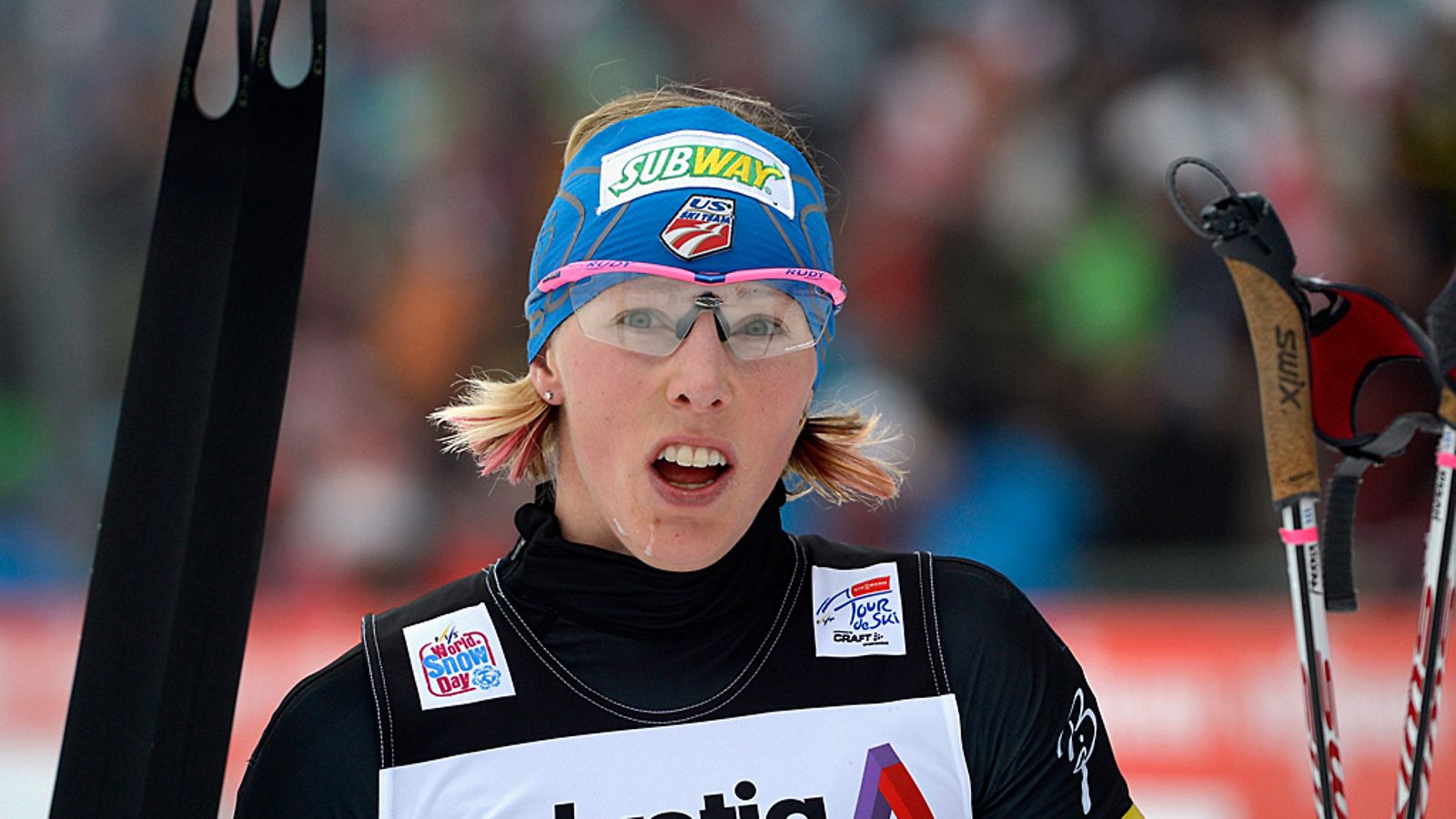 Kikkan Randall toimii hiihtäjien äänitorvena Falunissa.