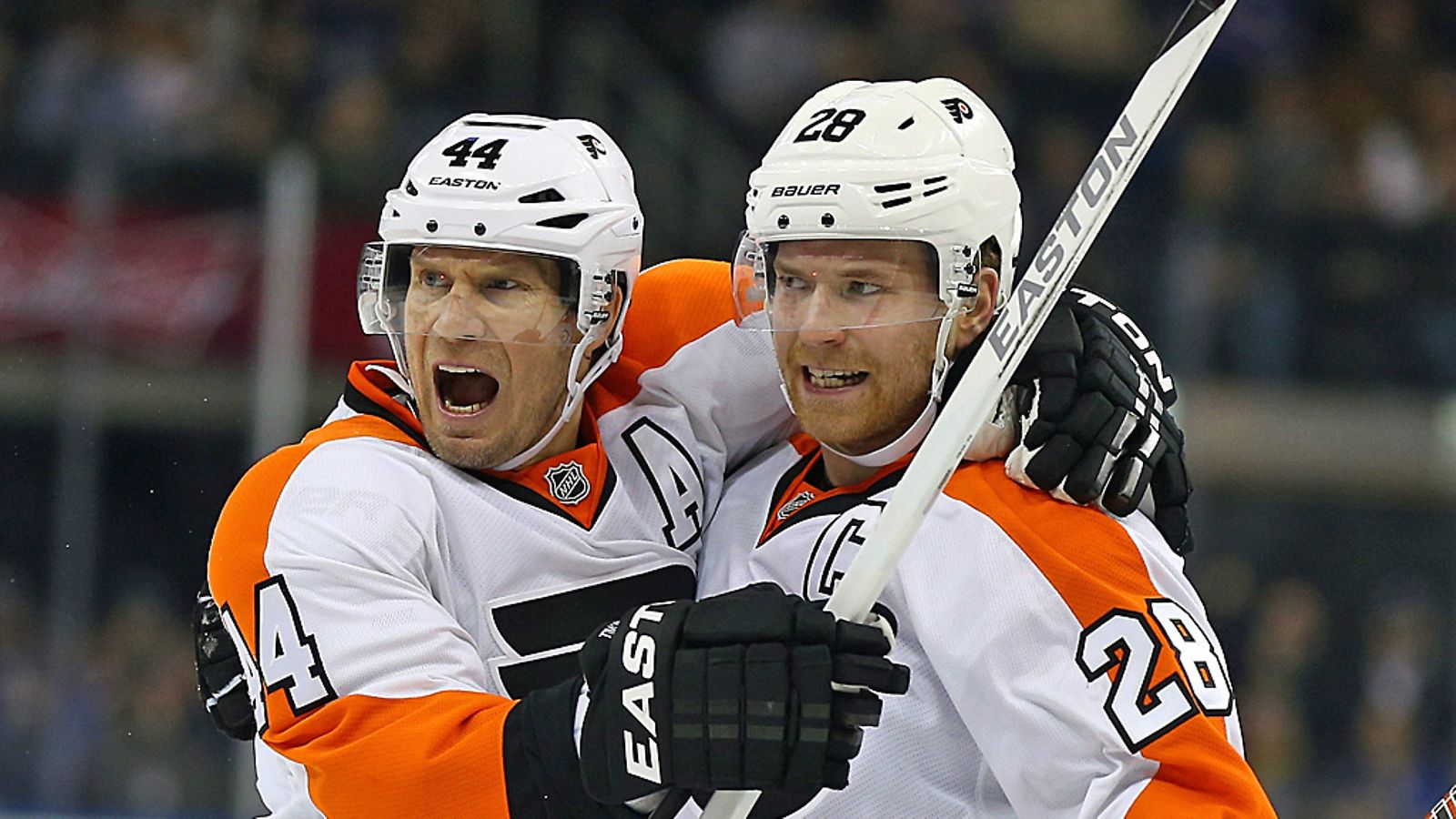 Kimmo Timonen (vas.) tuuletta kauden ensimmäistä maaliaan Claude Giroux'n kanssa.