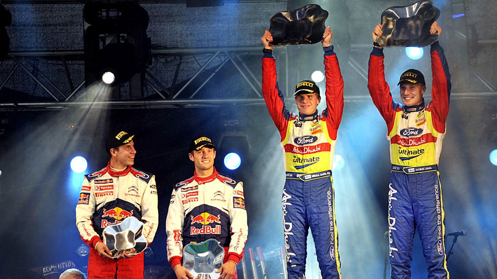 Jari-Matti Latvala ja Miikka Anttila sekä Sebastien Ogier ja Julien Ingrassia Suomen MM-rallin palkintopallila 2010