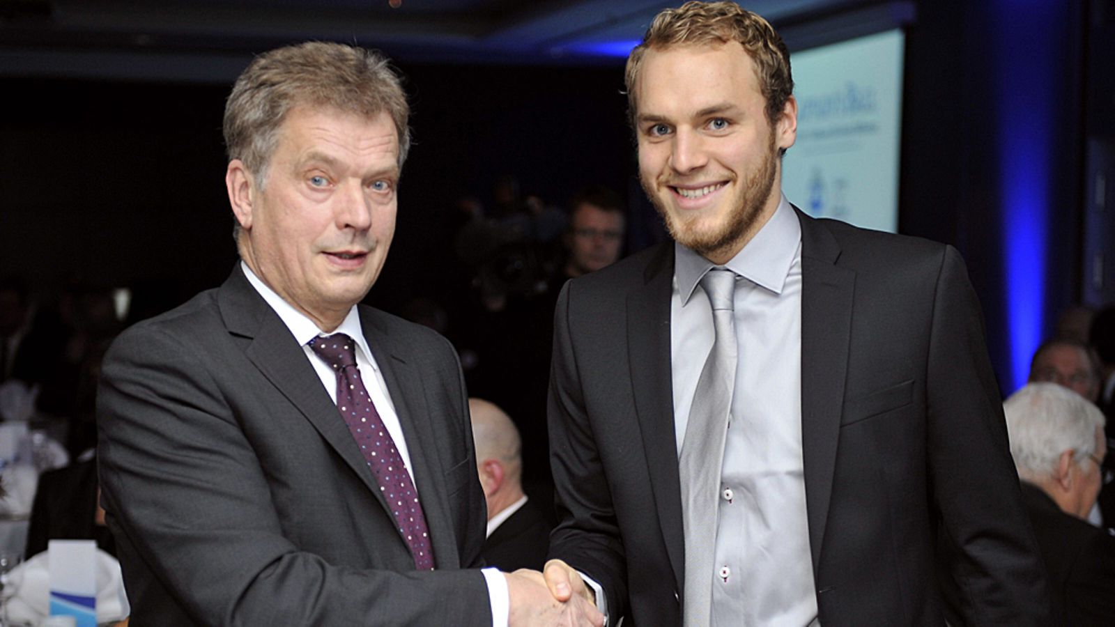 Sauli Niinistö ja vuoden liigapelaaja Timo Furuholm