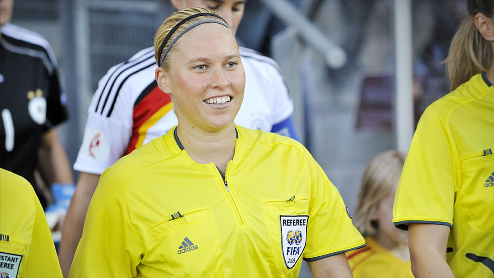 Kirsi Heikkinen puhalsi vuoden 2009 EM-kisojen välierän.