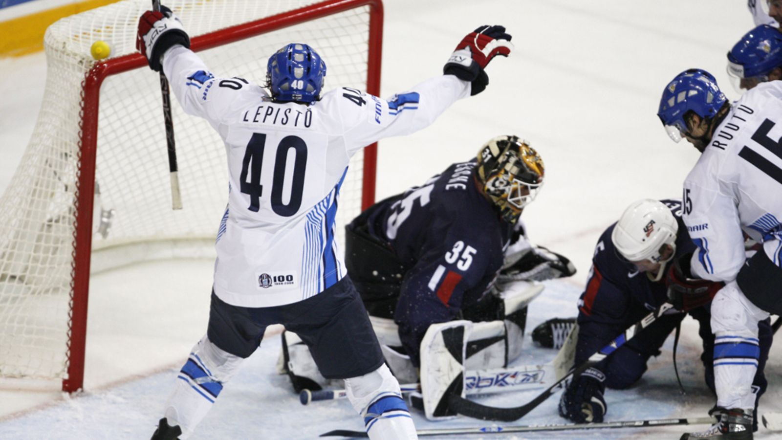 Sami Lepistö levittelee käsiään Quebecin MM-kisoissa 2008.