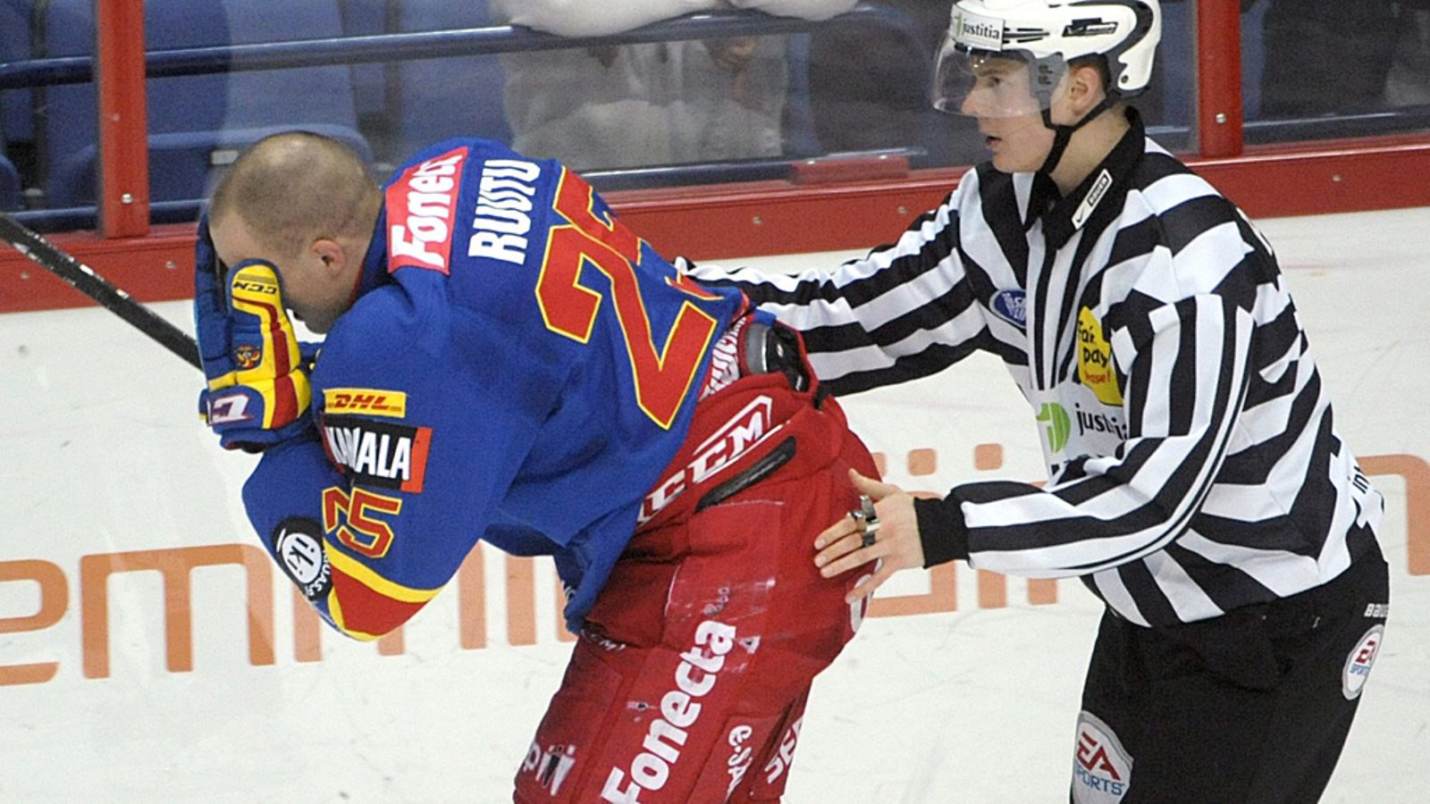 Jarkko  Ruutu poistuu kaukalosta päätään pidellen.