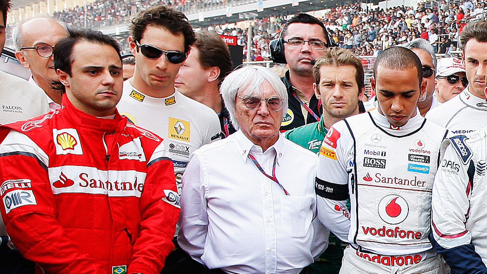 Felipe Massa, Bernie Ecclestone ja Lewis Hamilton viettävät hiljaista hetkeä Intian GP:ssä.