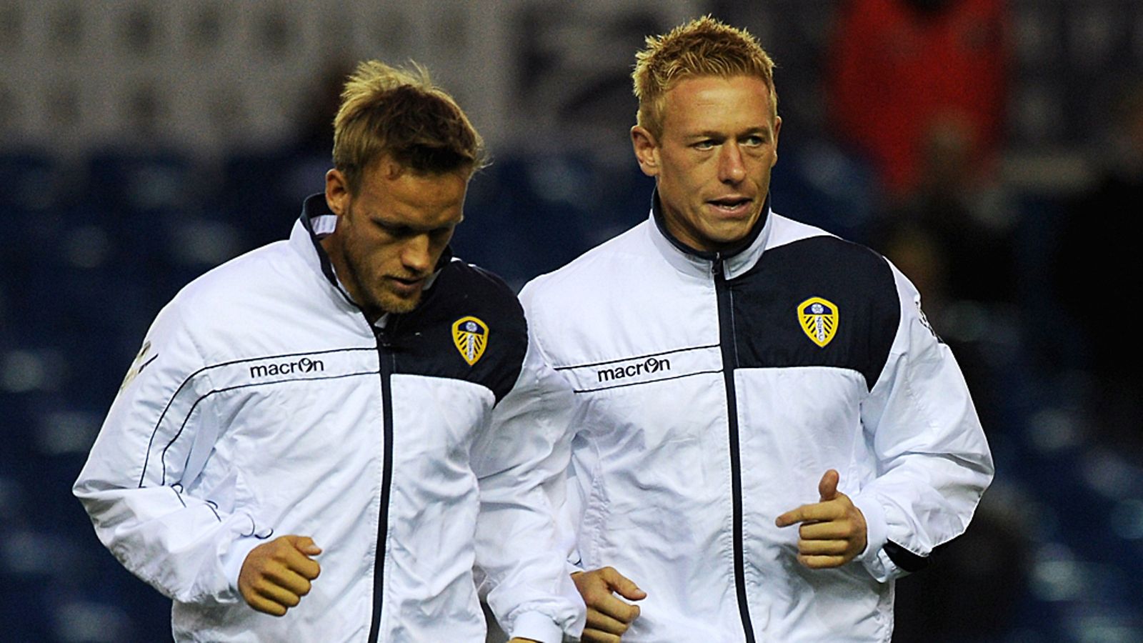 Mika Väyrynen ja Mikael Forssell lämmittelevät Leedsin asussa.