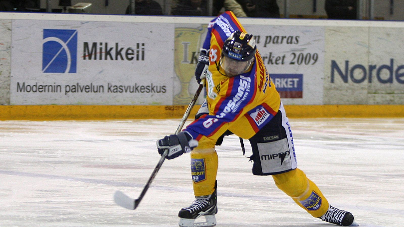 Ilkka Vaarasuo laukoo maalia kohti viime kevään Mestis-finaaleissa.