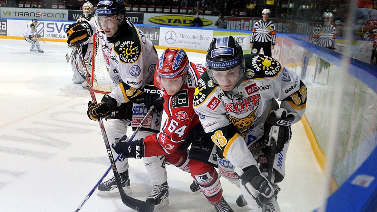 Ilveksen Joonas Rask ja Arto Tukio taistelevat HIFK:n Mikael Granlundin kanssa.
