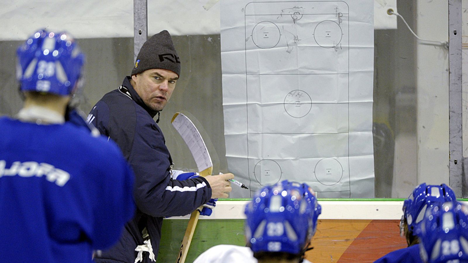 Raimo Helminen valmentaa Nuoria Leijonia.