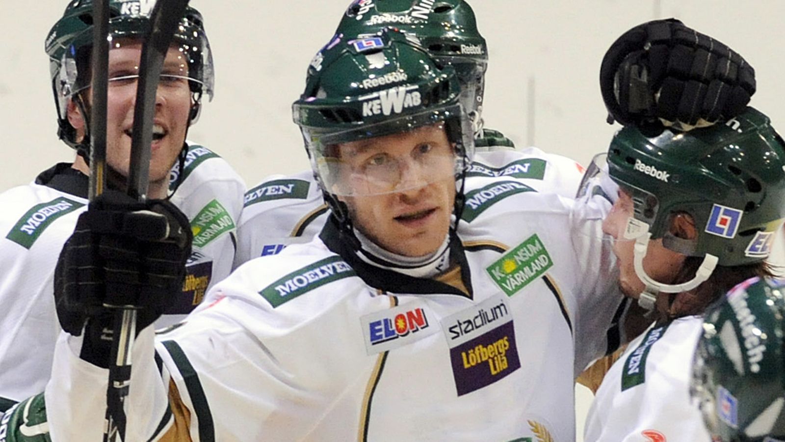 Hannes Hyvönen tuulettaa maalia Färjestad-paidassa.