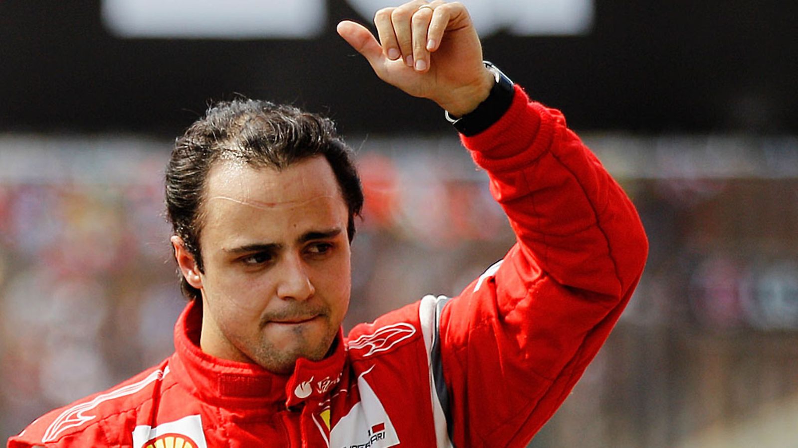 Felipe Massa vilkuttaa yleisölle