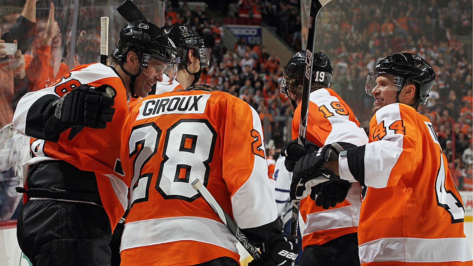 Kimmo Timonen (oik.) juhlii Philadelphian maalia.