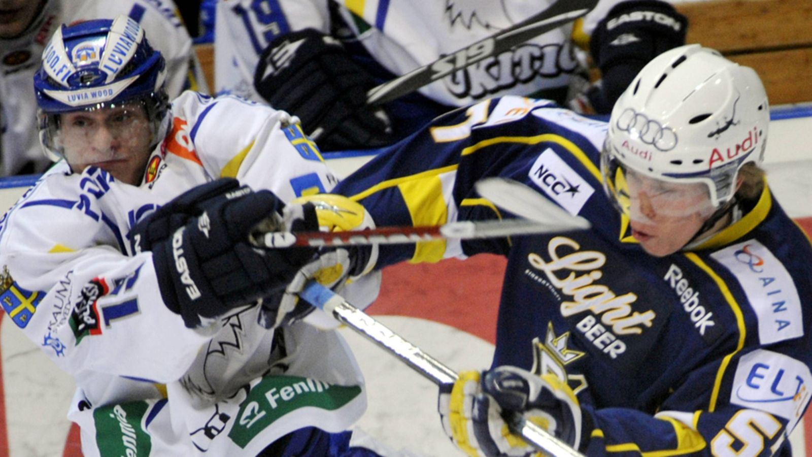 Lukon Olli Palola (vas) ja Bluesin Tomi Sallinen taistelevat kiekosta SM-liigan ottelussa Blues vs Rauman Lukko Espoossa 16. tammikuuta 2010.
