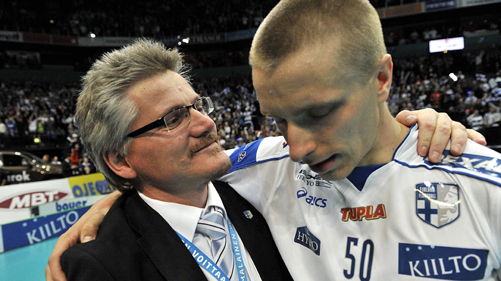 Petteri Nykky ja Tero Tiitu onnittelevat toisiaan maailmanmestaruuden varmistuttua.