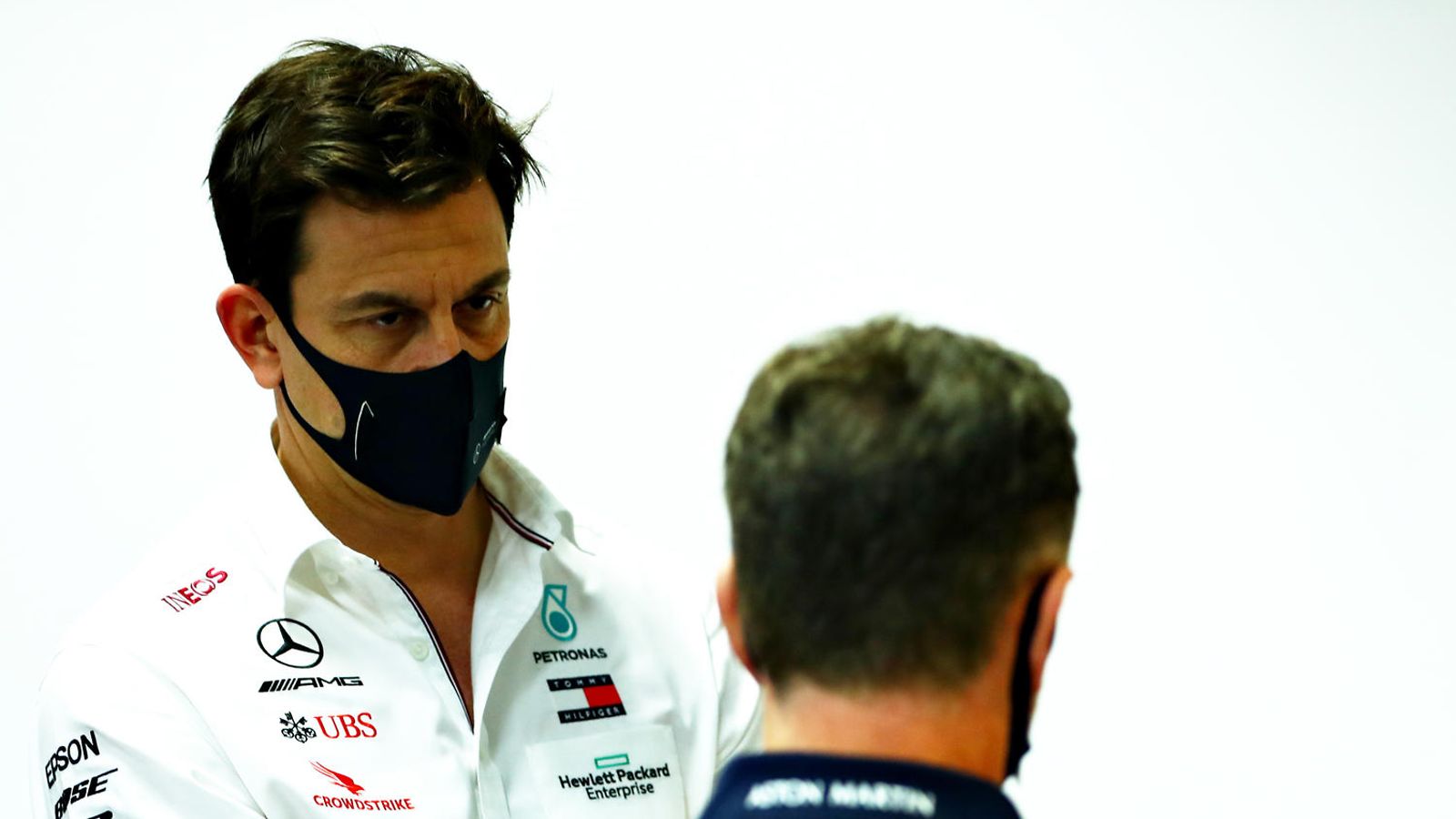 Toto Wolff juttelee Christian Hornerin kanssa