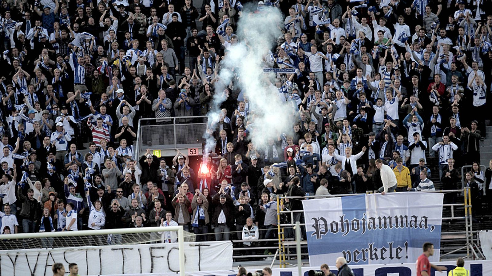 Suomifanit ilakoivat Moldova-ottelussa.