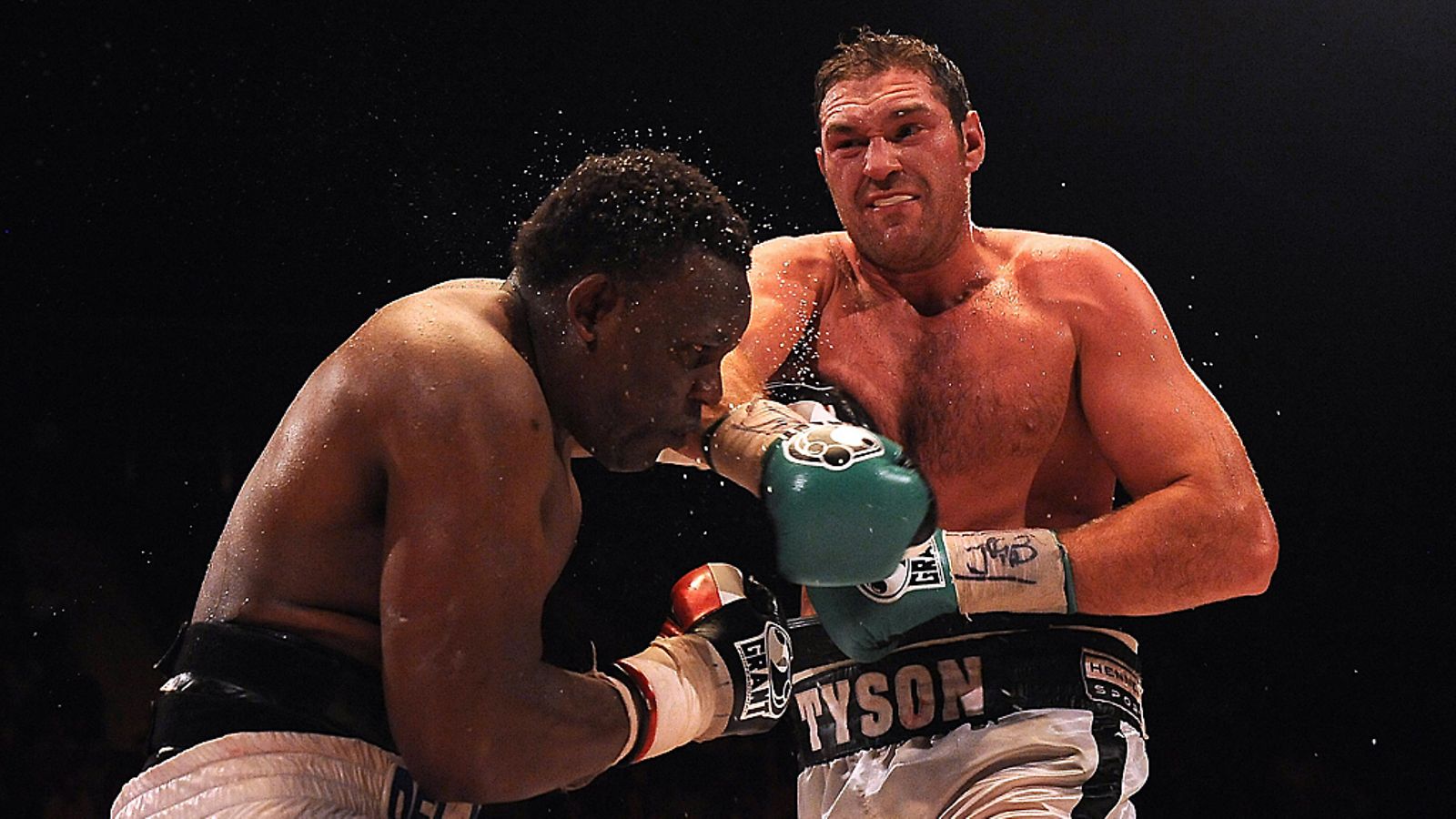 Tyson Fury nappasi Britannian mestrauusvyön lyömällä Dereck Chisoran kesäkuussa.