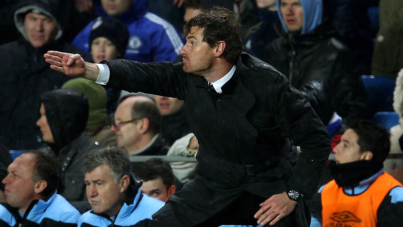 Andre Villas-Boas käskytti omiaan maanantaina kiihkeästi.