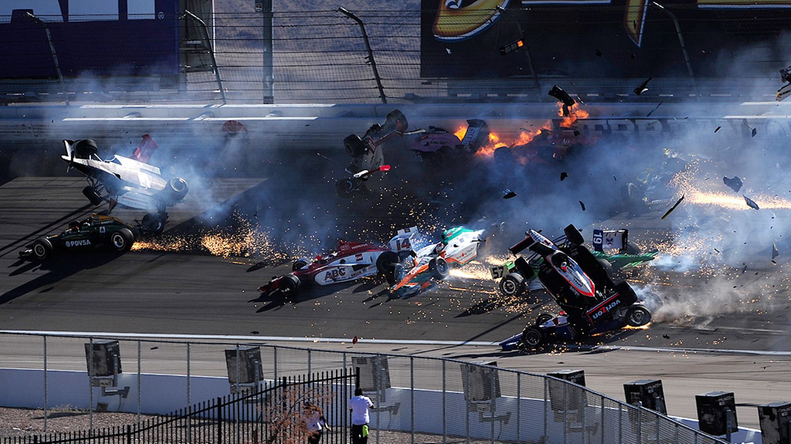 Indycar-sarjan päätöksessä nähtiin hurja kolari.