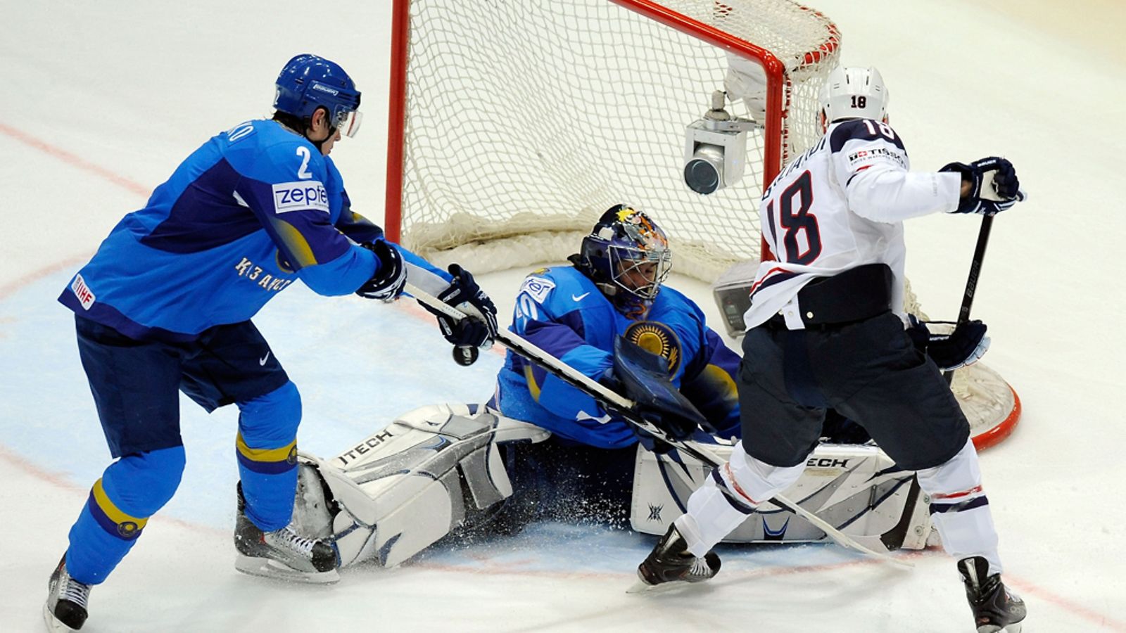 USA:n TJ Galiardi yrittää maalintekoa Kazakstania vastaan vuoden 2010 MM-kisoissa.