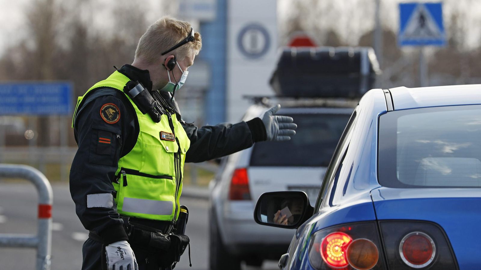 LK 18.5.2021 Tornion ja Haaparannan välisellä Suomen ja Ruotsin rajanylityspaikalla rajavartija ohjasi Ruotsin puolelta tulevaa menemään rajalla sijaitsevaan koronatestiin perjantaina 14. toukokuuta 2021.