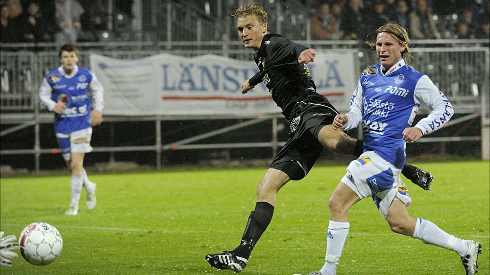 Hongan Tim Väyrynen ja RoPS:n Ville Syväjärvi veikkausliigan ottelussa Honka-RoPS, 2011