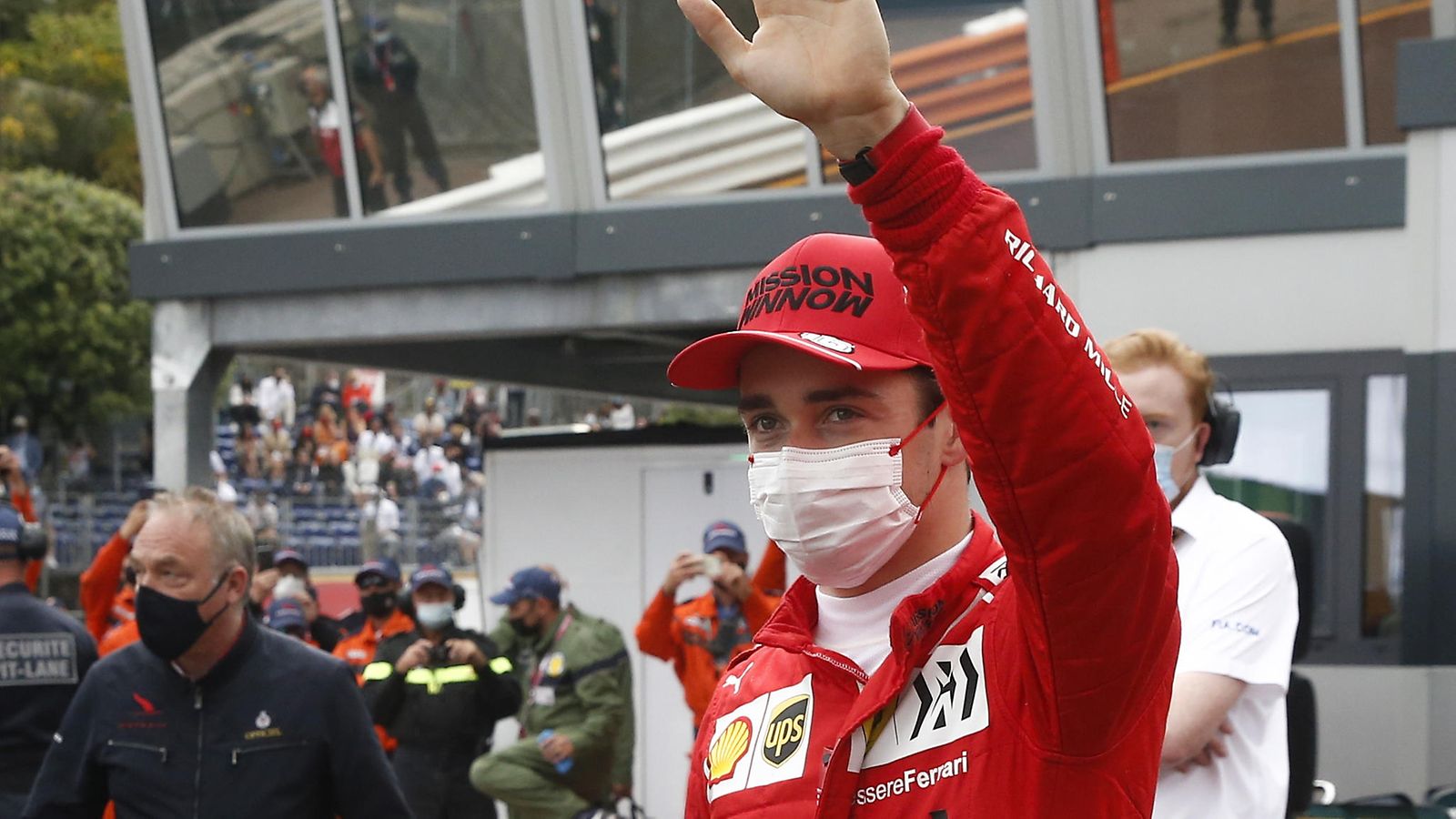 Charles Leclerc vilkuttaa yleisölle ajettuaan paalulle Monacossa 2021