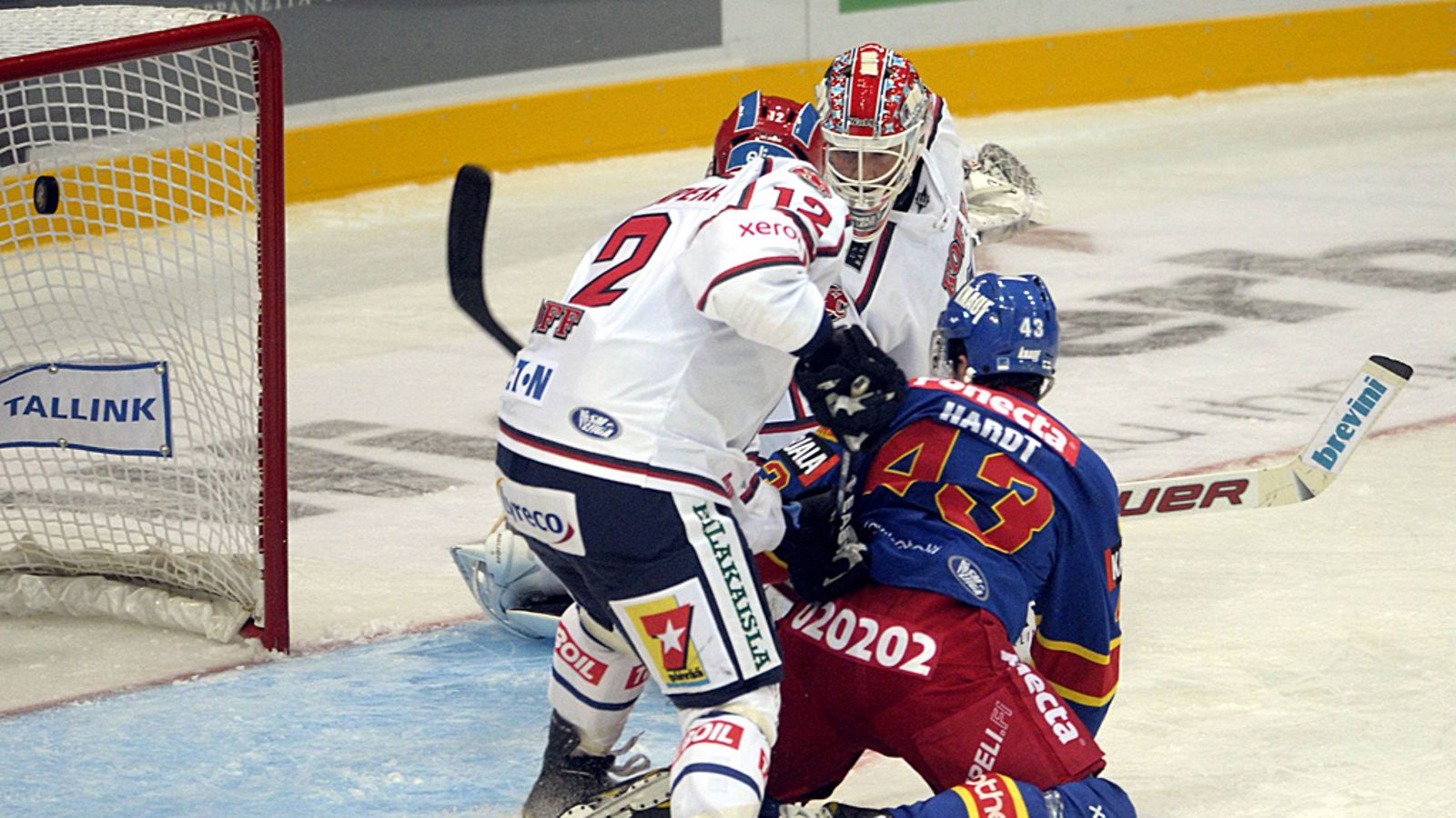 Jokerien Nichlas Hardt tekee 3-1 maalin HIFK:n maalivahti Jan Lundellin taakse jääkiekon SM-liigan avauskierroksen ottelussa Jokerit-HIFK.