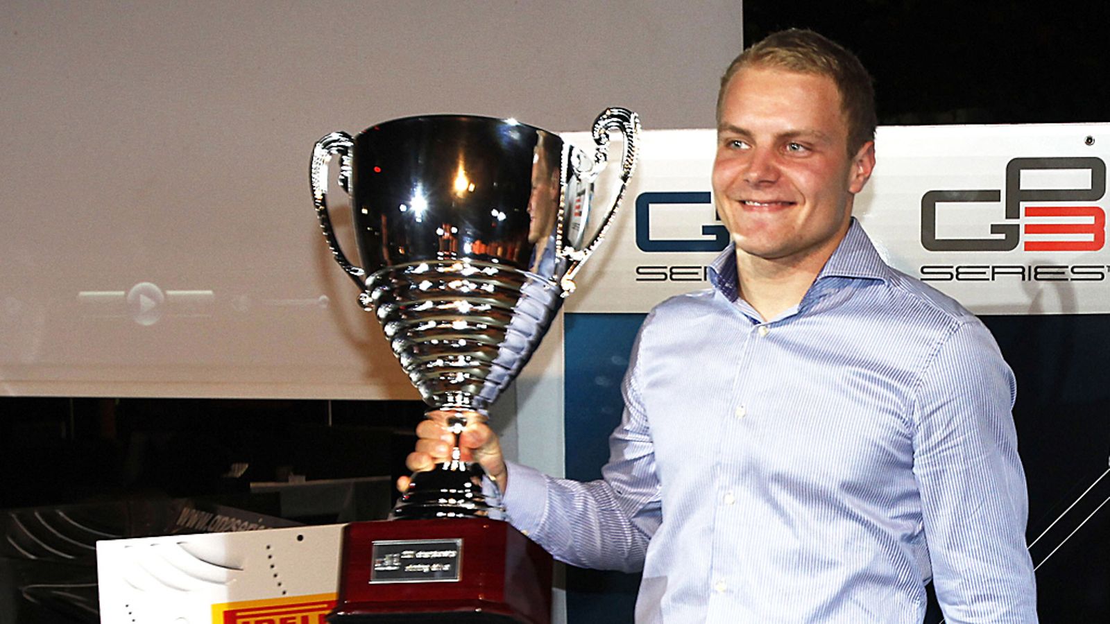 Valtteri Bottas ja GP3-mestaruuspokaali