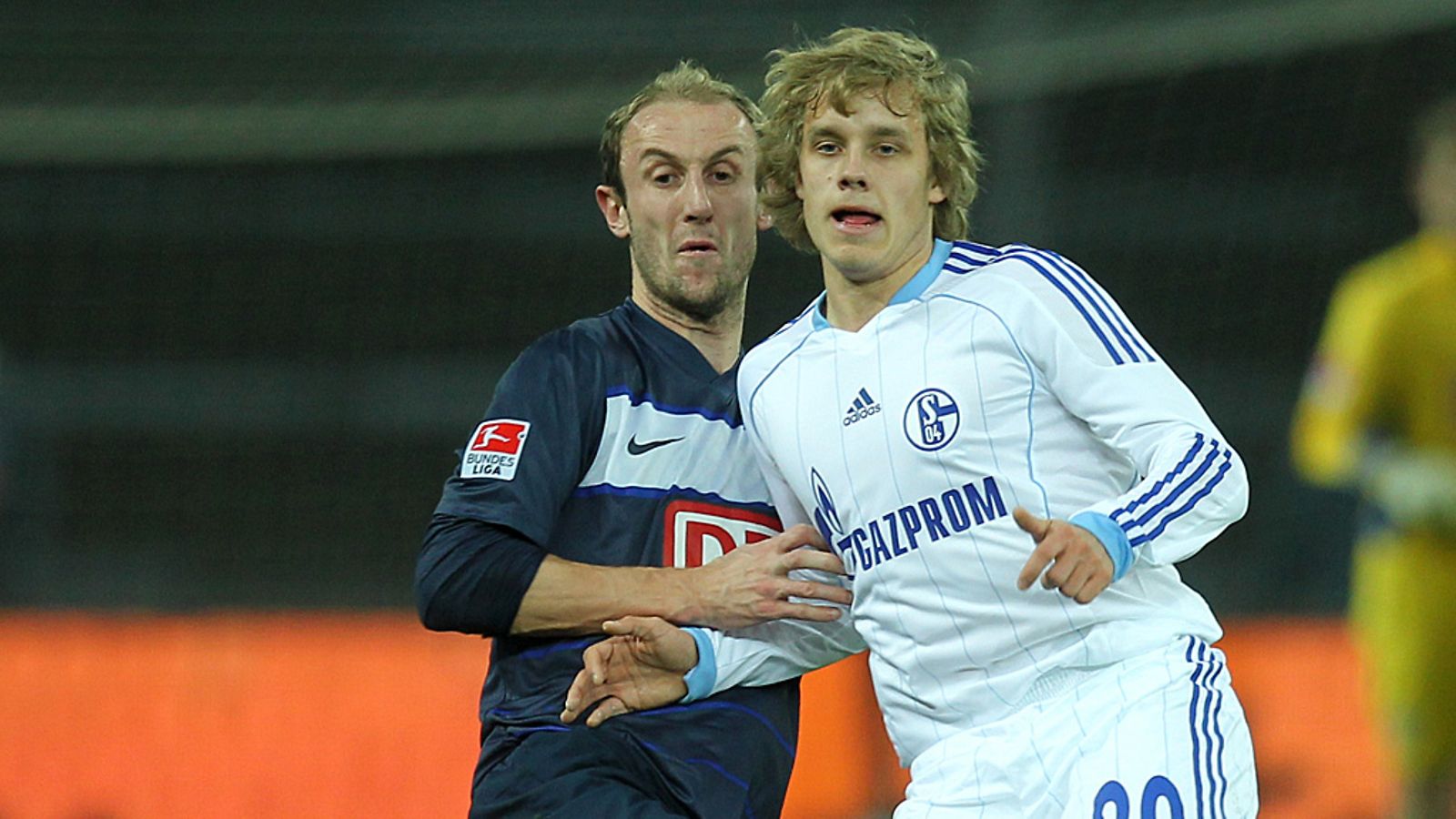 Hertha Berlinin Roman Hubnik yrittää pitää Teemu Pukkia