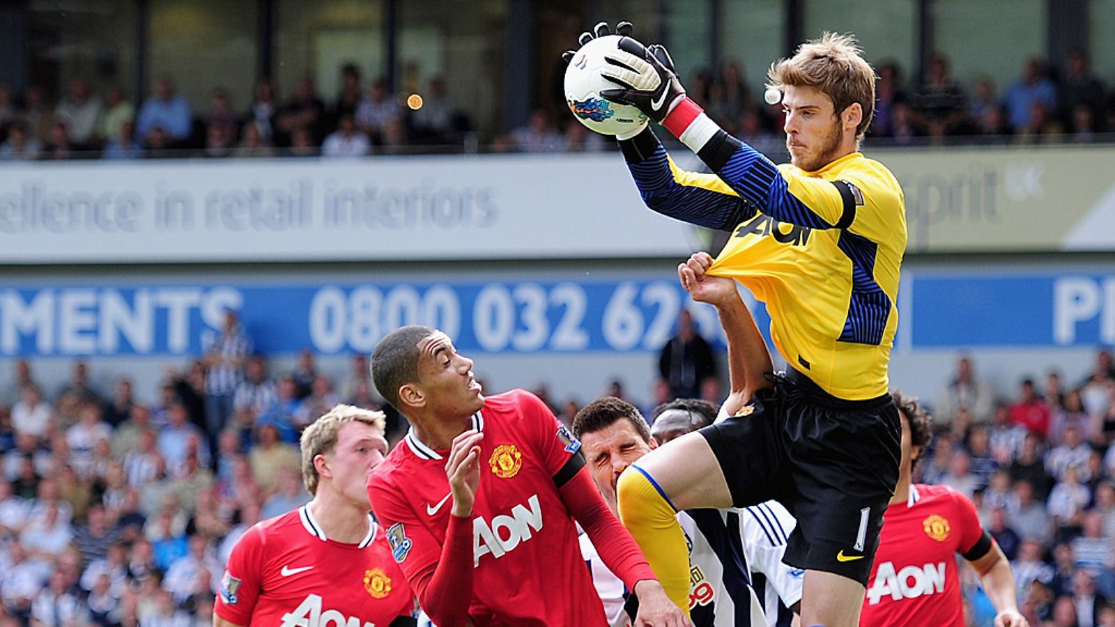 Manchester United -maalivahti David de Gea on puolustajien yläpuolella myös siirtosummissa.