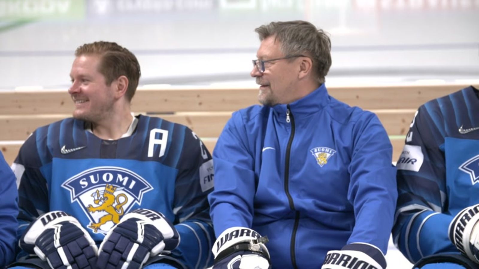 Päävalmentaja Jukka Jalonen Leijonien MM-joukkuekuvauksessa.