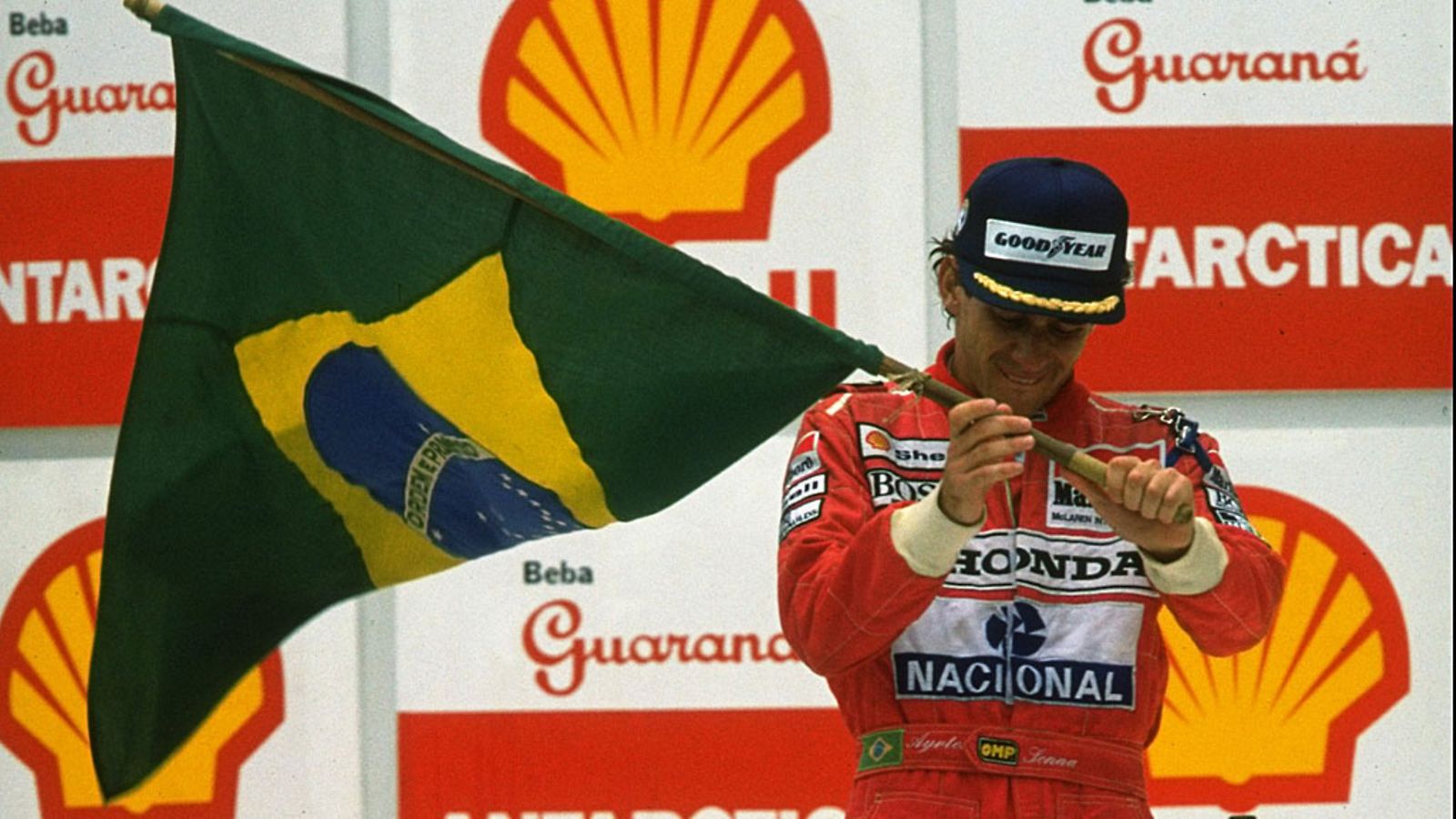 Ayrton Senna juhlii voittoa Brasilian GP:ssä 1991