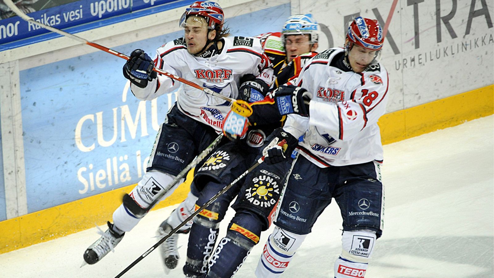 HIFK:n Eetu Pöysti ja Robert Nyholm välissään Jokerien Antti-Jussi Niemi jääkiekon SM-liigan puolivälieräottelussa Jokerit - HIFK, Helsingissä 26.maaliskuuta 2011.