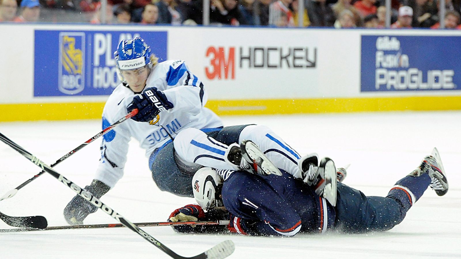 Joel Armia kumossa Josh Archibaldin päällä.