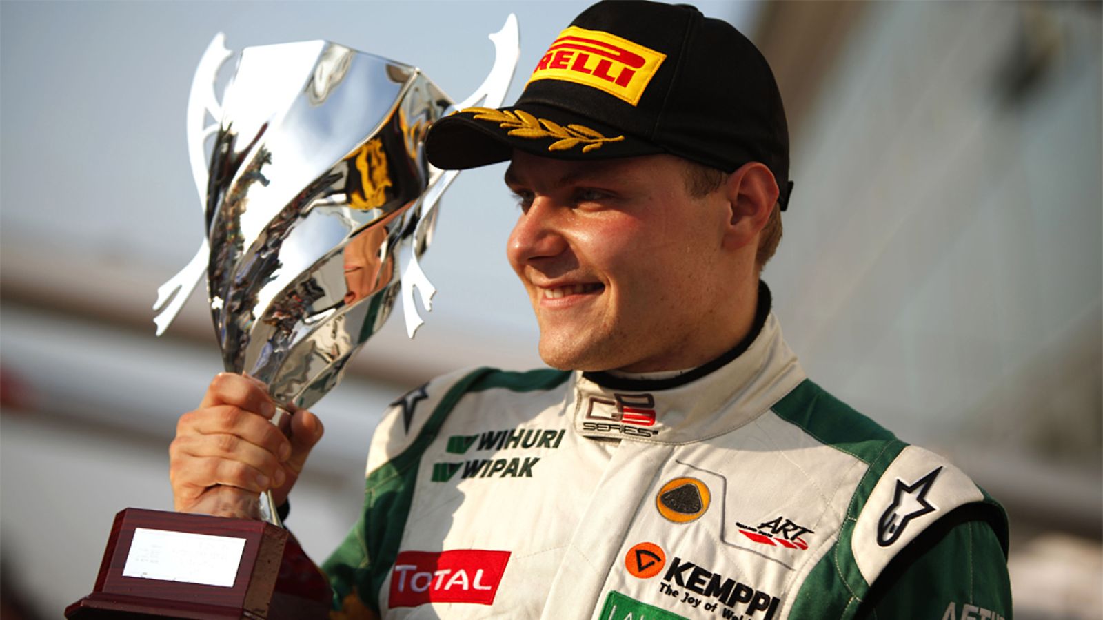 Bottas Monzan GP3-kisan palkintopallilla