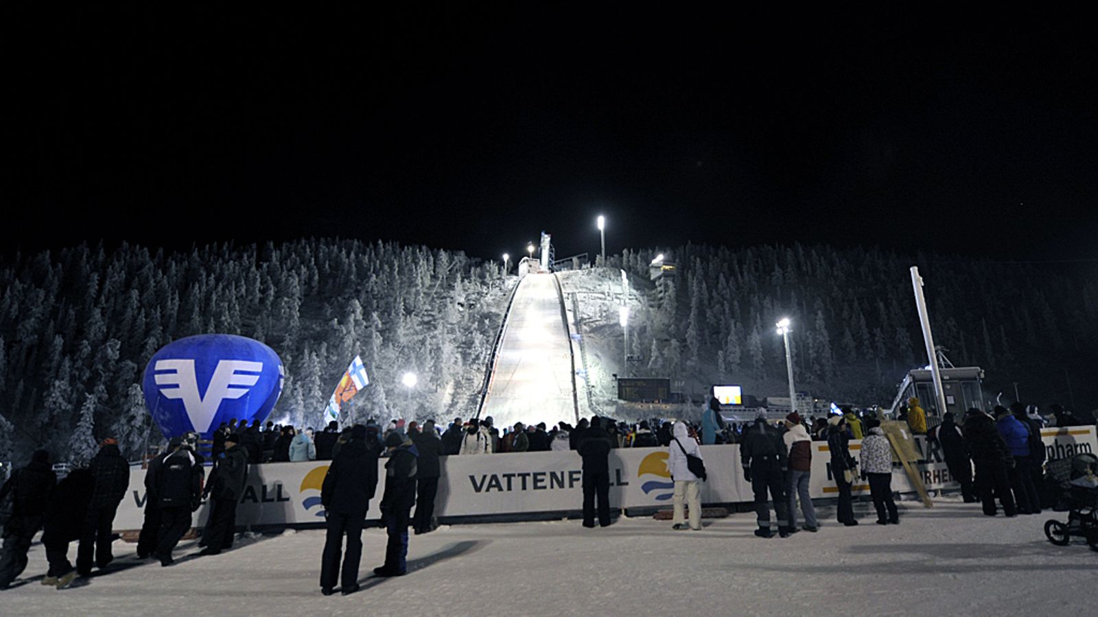Rukan mäkihyppystadion iltavalaistuksessa 2010.