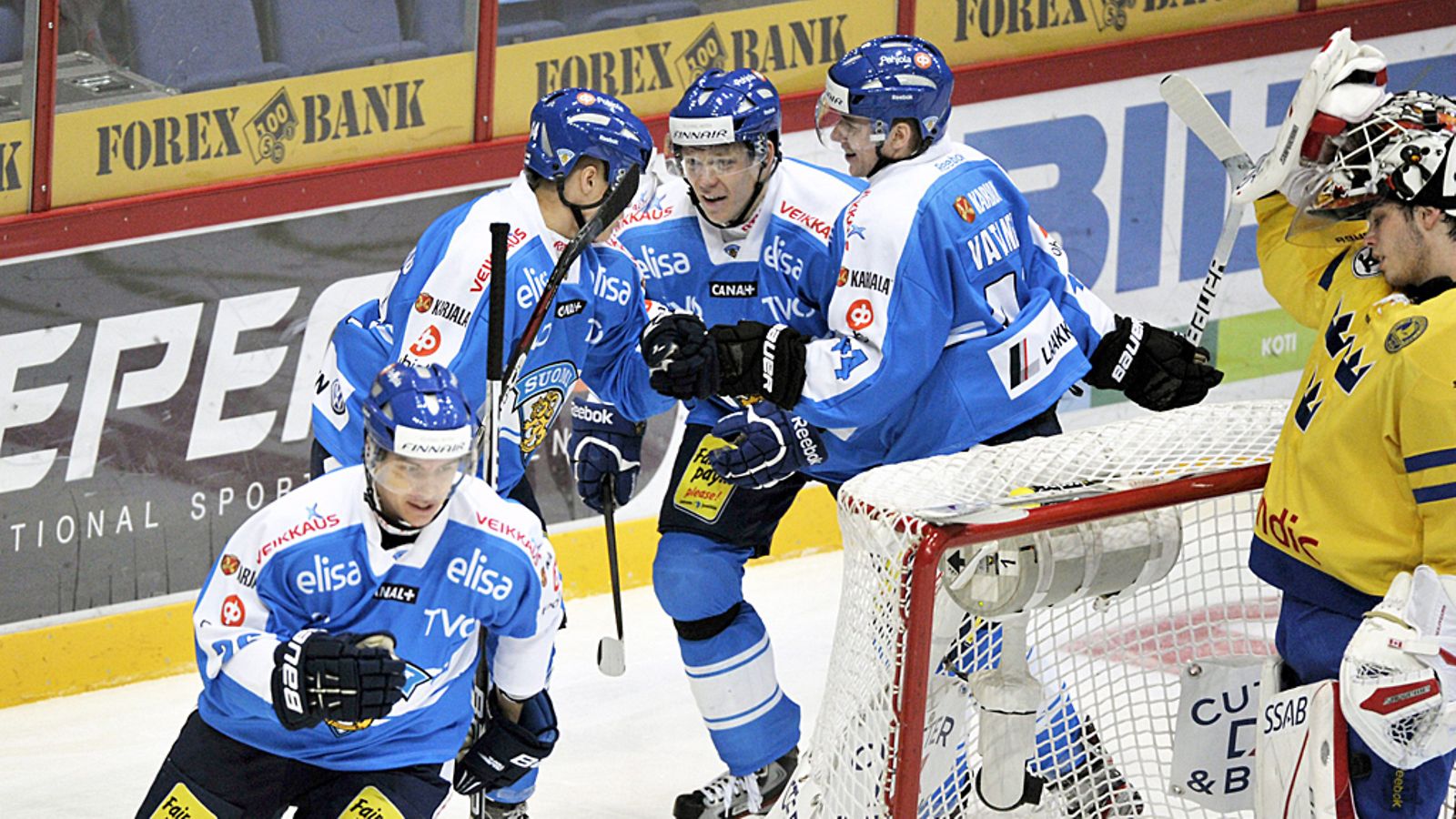 Suomen Leijonat juhlivat Jarkko Immosen 1-0-maalia Ruotsia vastaan.