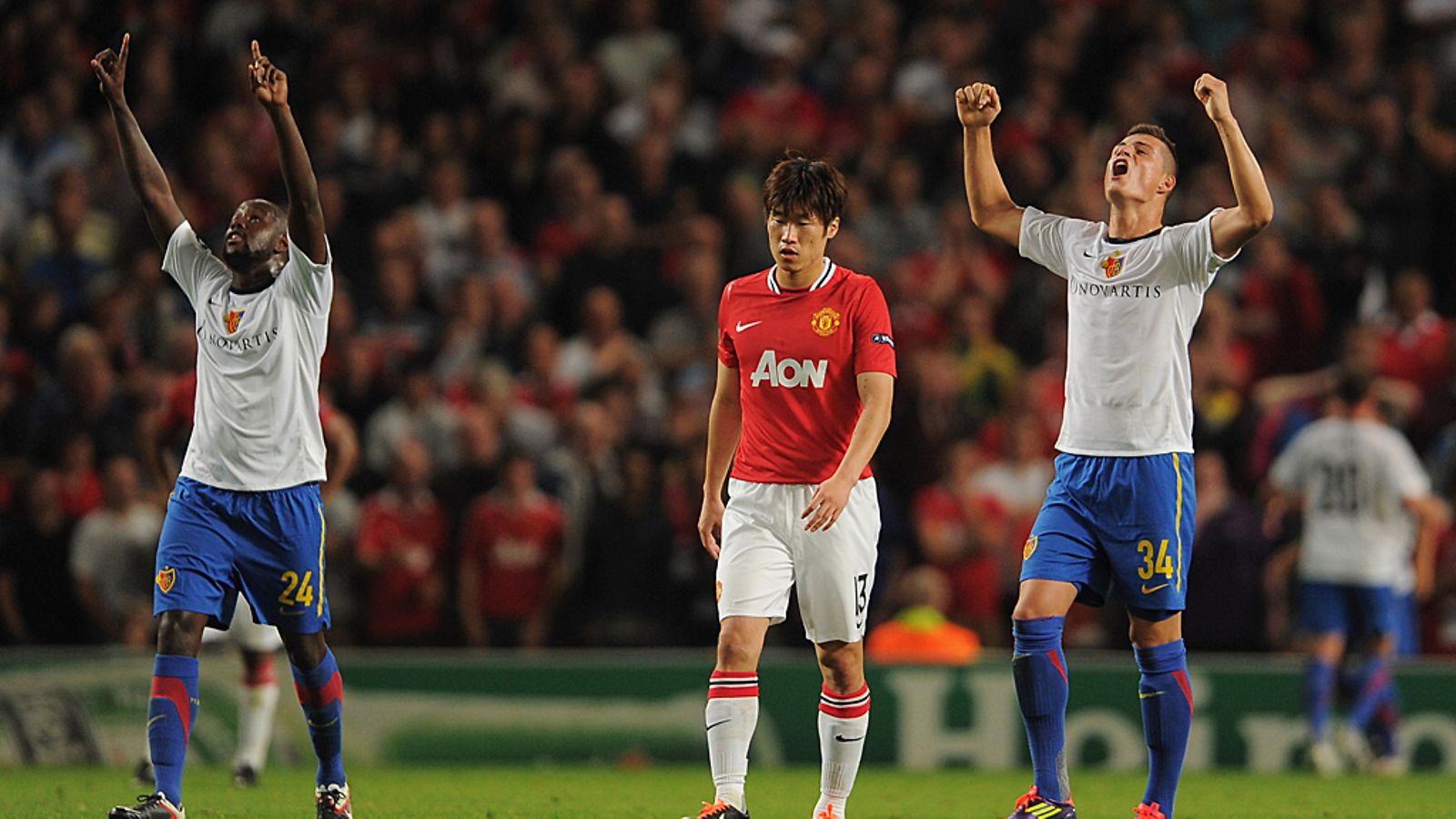 ManUn Ji-Sung Park seuraa Baselin Granit Xhakan ja Cabaralin juhlintaa.