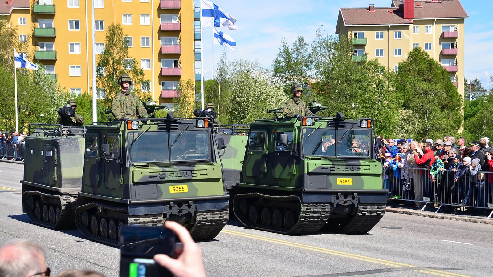 shutterstock teka telakuorma-auto puolustusvoimat paraati