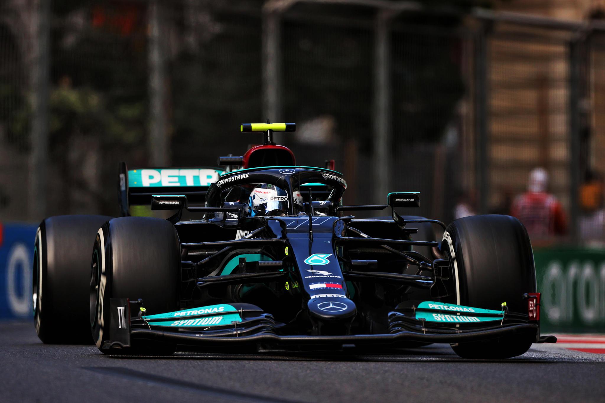 Bottas selvitti tiimin kanssa mikä Bakussa meni vikaan:"Vielä on vähän kysymysmerkkejä"