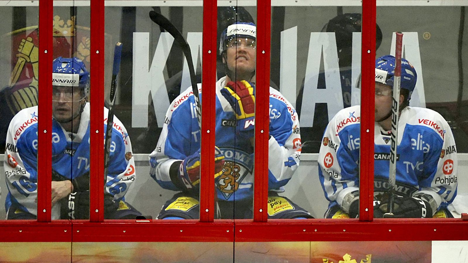 Ville Peltonen, Ossi Väänänen ja Leo Komarov jäähypenkillä.