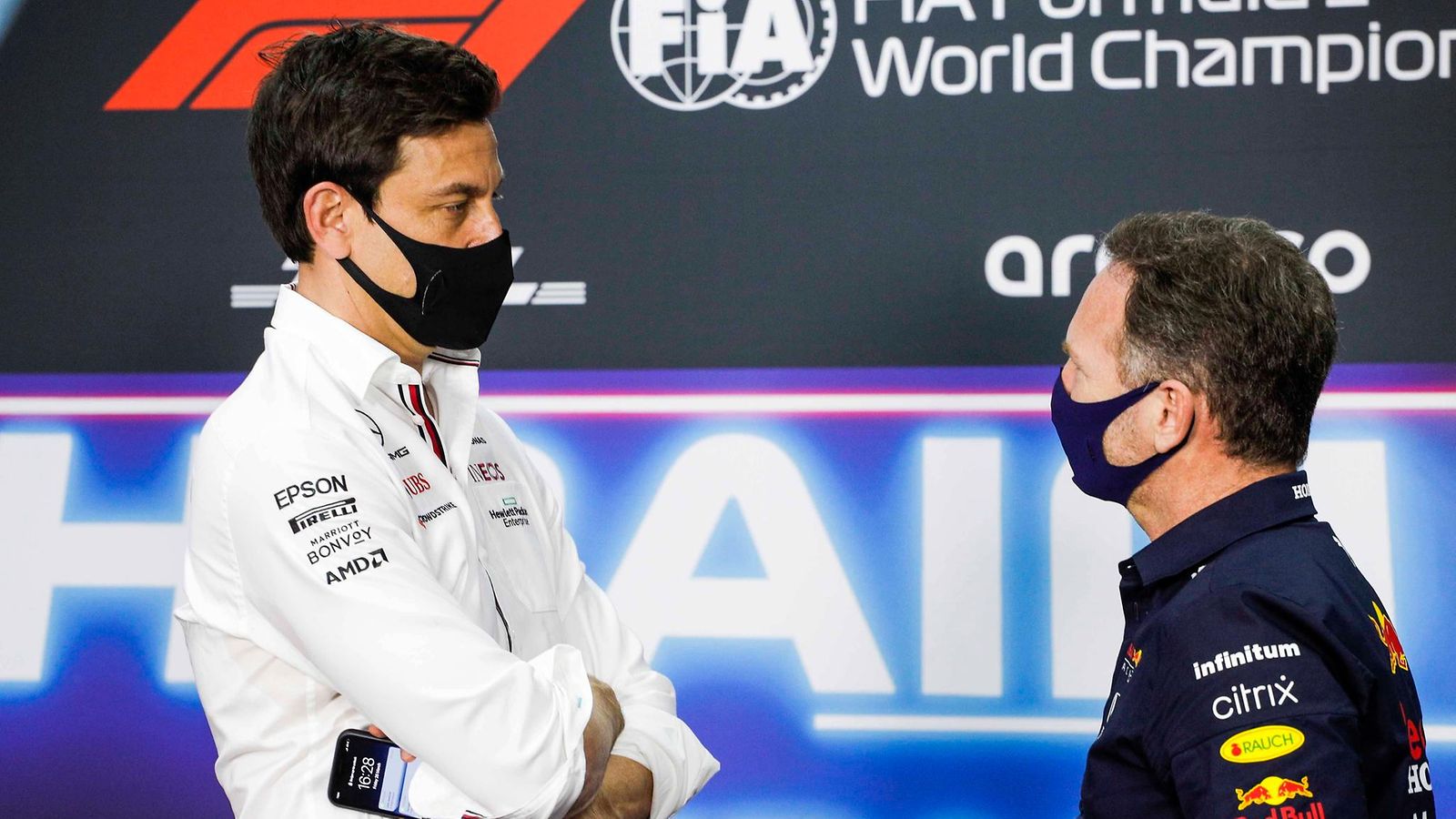 F1-tallipäällikö Toto Wolff ja Christian Horner kuvattuna Bahrainin GP:n lehdistötilaisuudessa 2021