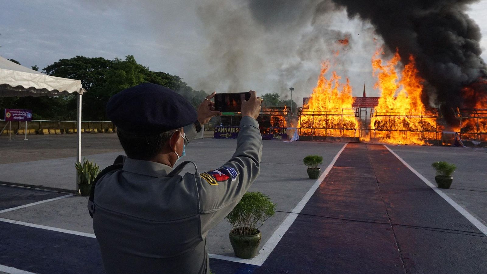 Myanmar huumeita poltetaan LK 26.6.2021