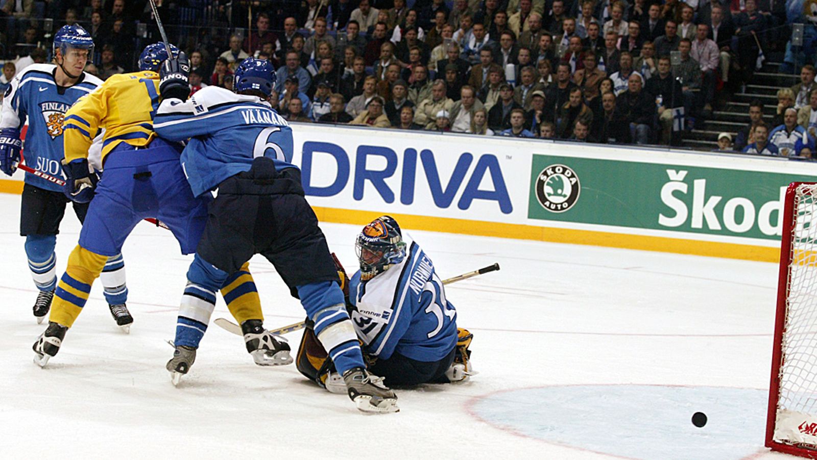 Ruotsin 6-5-voittomaali lipuu verkkoon 2003 MM-kisojen puolivälierässä.