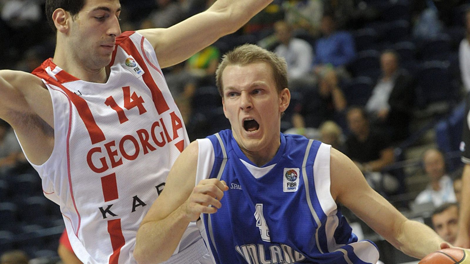 Suomen Mikko Koivisto kiertää Georgian Tornike Shengeliaa